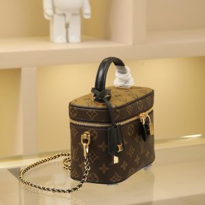 Alternative view of Old Flowers [Exclusive Background Shots] Witness Nicolas Ghesquière's contemporary ode to travel heritage this spring and summer. This urban handbag reimagines the Nice cosmetic case in Monogram and Monogram Reverse canvas. Carry it by hand or sling it over your shoulder with the leather chain strap— its soft, lightweight design moves effortlessly with you.Dimensions: 19.0 x 13.0 x 11.0 cm